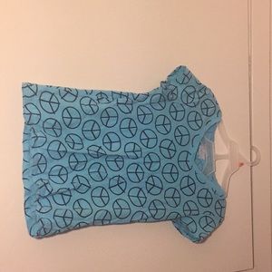 A blue t-shirt with black peace signs